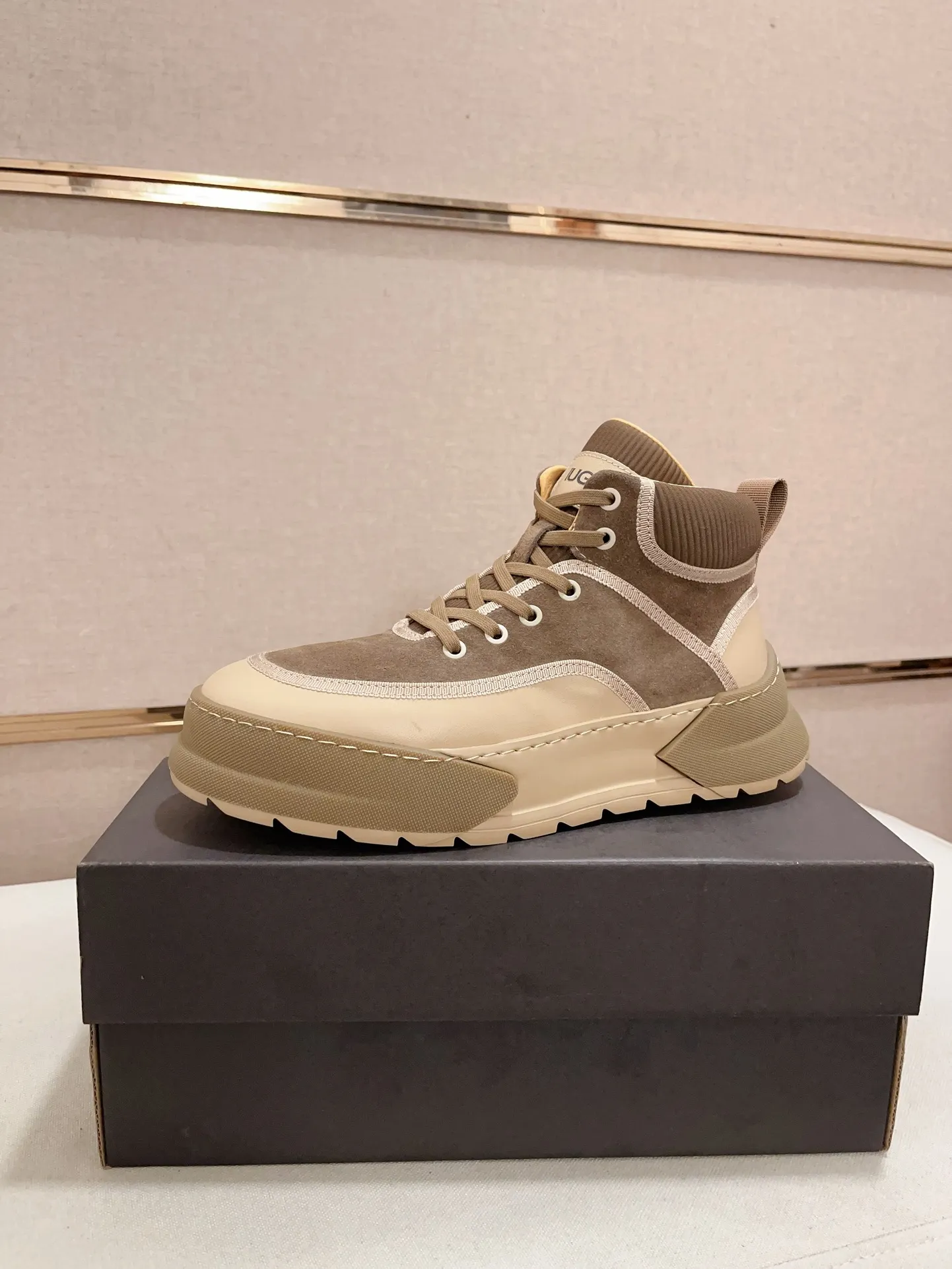 Factory Price: 380 Men's Men's Shoes💰North American Men's Shoes Ugg ☃️In the special sale of new high-quality men's shoes and snow boots in autumn and winter, the nemesis of extreme cold weather! Made of cowhide leather, merino wool lining, and original outsole, whether driving, outdoor or daily wear, there is always one that suits you! Code number 39-44